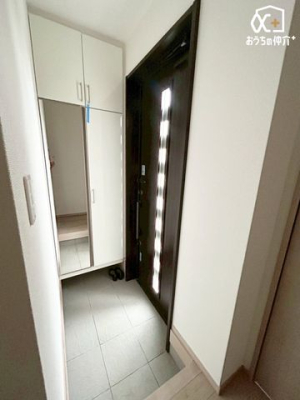 その他 ≪システムキッチンイメージカラー≫蛇口に【浄水器】を内蔵。先端のボタンで浄水切替ができます。浄水器ごとホースも引き出せます。シンクは傷や汚れが付きにくい全面エンボス加工シンク。機能的で広々！