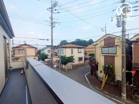 その他内観 ≪洗面化粧台イメージカラー≫ソフトオーク柄を採用。【鏡の裏にたっぷり収納】たくさんの小物をしまえる全収納タイプ。トレイの位置を変えることで背の高いものも収納できます。