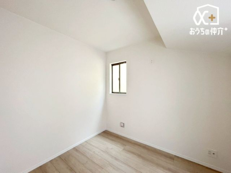 その他 ≪屋根材イメージカラー≫グレー系色を採用。【耐久性・耐候性】　柔らかく割れにくい素材の為、踏み歩きで割れる心配がありません。弾性アスファルト基材と表面凹凸で雨音を軽減する効果もあります。