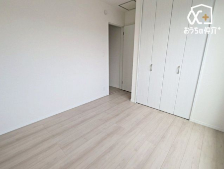その他 ≪ポーチタイルイメージカラー≫ライトグレー色を採用。割り肌の表情が微妙な陰影を生む味わい深さのあるタイルです。ノンストップ加工を施されており防滑性がありながらも清掃性が良いです。