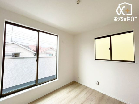 現地外観写真 陽光あふれる閑静な住宅地で新生活スタート！晴れた日は太陽の光を浴びてリフレッシュ！新生活を始めるのにぴったりの物件になりそうですね。いつでもご見学いただけますので、お問い合わせください。