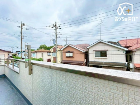 その他内観 ≪洗面化粧台イメージカラー≫ソフトウォールナット柄を採用。【鏡の裏にたっぷり収納】たくさんの小物をしまえる全収納タイプ。トレイの位置を変えることで背の高いものも収納できます。