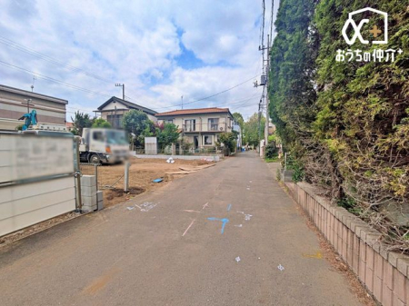 現地外観写真 東側約4.0ｍの私道に面しております。車通りが少なく、静かで落ち着いた環境が魅力です。穏やかな暮らしを求める方におすすめしたい立地です。