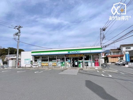 周辺環境 ファミリーマートサンズ東久留米金山町店 徒歩2分。営業時間：24時間 駐車場：有　神山通り沿い立地のコンビニです。角地2方向に道路があるので駐車場に楽に入れます。 150m