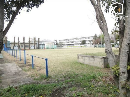 周辺環境 東久留米市立第六小学校 徒歩8分。児童数：351人(2023年度) 「金山森の広場」の北に位置する緑豊かな環境です。 630m
