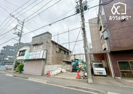 現地外観写真 車通りの少ない落ち着いた環境。お車の出し入れも落ち着いて行えます！ゆったりとした住環境ですので、是非一度足を運ばれて現地をお確かめください。