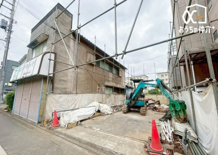 現地外観写真 第六小学校まで徒歩７分。小さなお子様をお持ちのご家庭に安心の住環境です。学校が近いと朝の忙しい時間にも余裕が生まれ家族の時間も増えそうですね。
