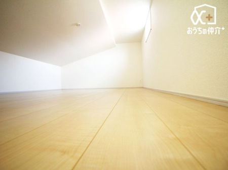周辺環境 島忠ホームズ小平店 徒歩12分。営業時間10：00-20：00　大型駐車場完備　料金無料。1階がホームセンターで2階が雑貨と家具売り場。 890m