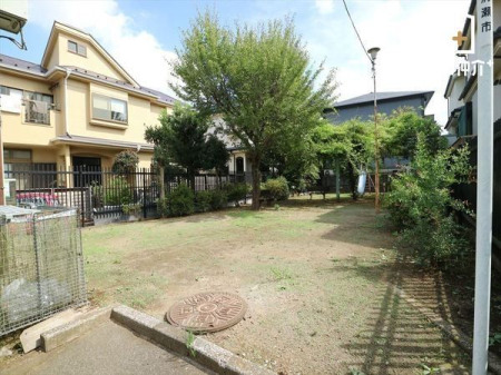 周辺環境 中里上新田児童遊園 徒歩7分。すべり台、お砂場、鉄棒が設置された小さな児童遊園です。ツツジなどの木も植樹されています。 550m