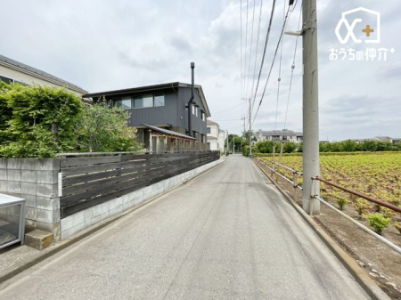 現地外観写真 車通りの少ない前面道路です