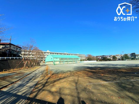 周辺環境 所沢市立山口小学校 徒歩6分。西武狭山線下山口駅が近くの小学校でございます。ご近所の評判も良いです！ 410m
