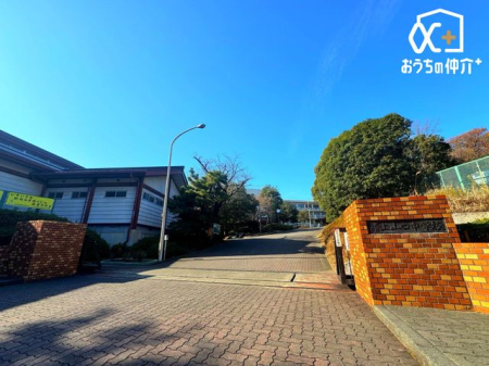 周辺環境 所沢市立上山口中学校 徒歩11分。西武狭山線下山口駅近くの広々とした敷地がある中学校でございます。周辺からの評判も良いです！ 850m