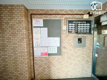エントランス 共用施設、敷地はきちんとお手入れの行き届いた物件になります。是非一度現地に足を運ばれてみませんか？当社スタッフがご案内いたします。