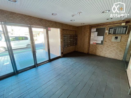 エントランス 共用施設、敷地はきちんとお手入れの行き届いた物件になります。是非一度現地に足を運ばれてみませんか？当社スタッフがご案内いたします。