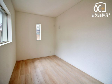 寝室 大きな窓のある明るい主寝室。明るい陽射しが差しこむ主寝室で気持ち良く目覚める毎日を味わってみてはいかがでしょうか。