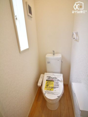 トイレ 小窓のある2階の温水洗浄便座付トイレです。
