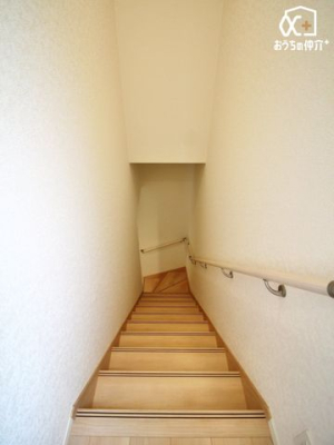 その他 窓があり明るく、手すり付きで安心な階段です。小さなお子様も安心して昇降が可能です。