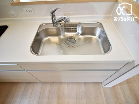 キッチン ～Kitchen～ 機能美とデザイン性を兼ね備えた使い勝手のよいシステムキッチン、リビングとの一体感も考慮され、美しい空間が実現します。