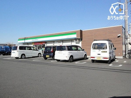 周辺環境 ファミリーマート西大泉四丁目店 徒歩8分。24時間営業なので急なお買い物にも便利です。公共料金の支払いや宅配便の荷受け、荷物の受け取りにも利用できます。 630m