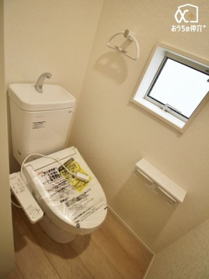 トイレ １階温水便座付きトイレの様子。小窓を空ける事で換気もしやすく、明るいトイレです！