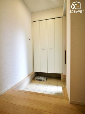 玄関 備え付けのシューズボックスがあり、靴や小物をしっかり収納でき、玄関がスッキリ整い、毎日の身支度が快適になります。