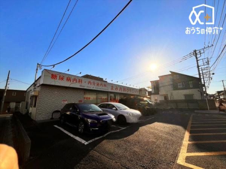 周辺環境 まに内科クリニック 徒歩13分。営業時間10：00-13：00　15：00-18：00　水曜、日曜定休 1030m