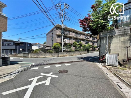 現地土地写真 車通りの少ない落ち着いた環境。お車の出し入れも落ち着いてできる、ゆったりとした環境です。現地にて是非環境をお確かめください。