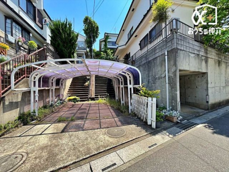 現地土地写真 閑静な住宅地で子育て家族にピッタリ。毎日のお散歩も快適な緑に恵まれたエリアで、自然に包まれた穏やかな暮らしを実現するための、ゆとりある住環境が整っています。
