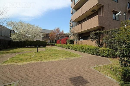 その他 緑豊かな敷地内