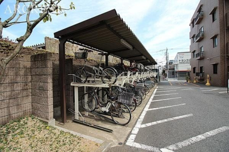 その他 駐輪場は屋根付きで雨の日でも濡れることなく安心です。また、夏は暑い陽射しからも劣化を守ってくれます。