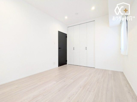 その他内観 家具の配置がしやすいシンプルなお部屋。様々な生活スタイルやシーンに対応が可能ですね。