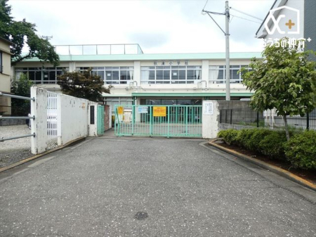 周辺環境 東村山市立秋津小学校 徒歩9分。【通学 区域】久米川町一丁目（一部）、五丁目（一部） 秋津町二丁目（一部）、三丁目、四丁目（一部） 680m