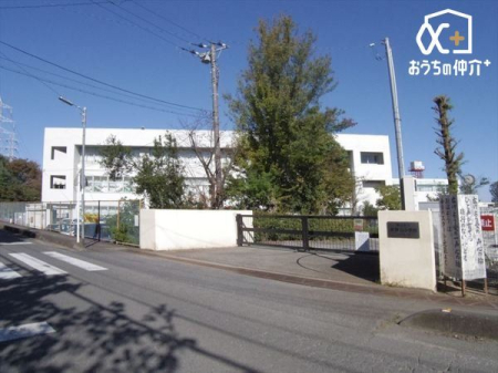 周辺環境 狭山市立新狭山小学校 徒歩18分。【新狭山小学校】車椅子対応の入り口 1380m