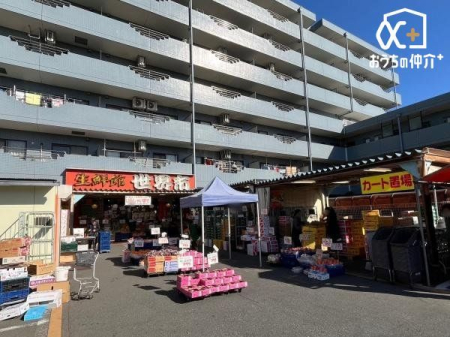 周辺環境 生鮮館世界市 徒歩13分。営業時間：午前10時～午後8時 駐車場：有 990m