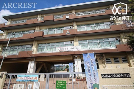 周辺環境 新座市立新開小学校 徒歩6分。～校章の由来～　　　　　　　 校地内に今も残る武蔵野の雑木林と、 太陽に向かって伸びる子どもを図案化しています。 420m