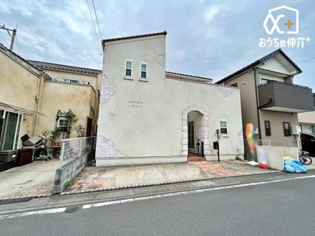現地外観写真 外観はホワイトカラーの塗り壁で仕上げ、屋根には赤茶色の洋風瓦を採用。職人が仕上げた外壁は自慢のマイホームになりそうですね。