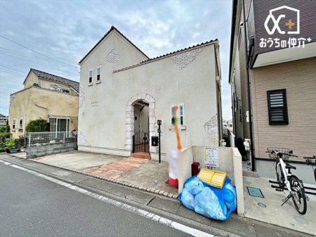 現地外観写真 内装は無垢フロア、各居室に収納あり。中庭に面した玄関にはシューズクローゼット、キッチンにはミーレの食洗機！等々、充実の設備がそろいます。