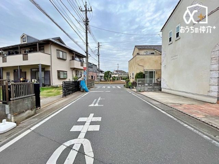 現地外観写真 車通りの少ない落ち着いた環境。お車の出し入れも落ち着いてできる、ゆったりとした環境です。現地にて是非環境をお確かめください。