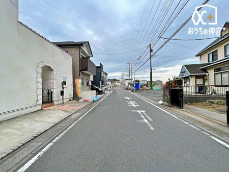 現地外観写真 西側6ｍ公道の様子です。