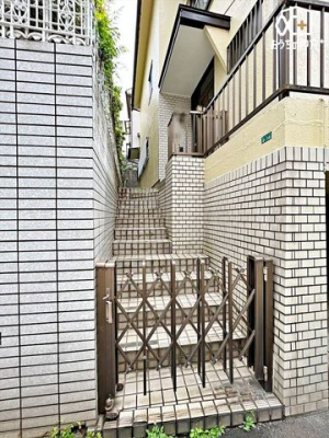 玄関 外から見た玄関の様子。