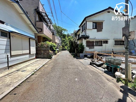 現地外観写真 車通りの少ない落ち着いた環境。お車の出し入れも落ち着いてできる、ゆったりとした環境です。現地にて是非環境をお確かめください。