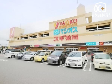 周辺環境 徒歩3分。【ヤオコー狭山店】営業時間：9:00-22:00 食料品や日用品を販売するスーパーです。駐車場も大きく便利なスーパー。 180m