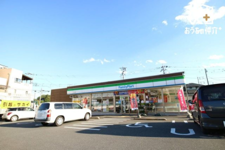 周辺環境 徒歩8分。【ファミリーマート狭山広瀬店】営業時間 24時間営業　車椅子対応の駐車場・入り口あり 580m