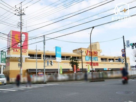 周辺環境 徒歩3分。【スギ薬局狭山店】営業時間：10時00分～20時00分　ヤオコー狭山店の2階に入るドラッグストア　駐車場：多数 180m