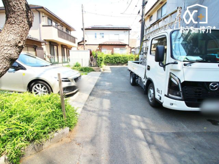 現地外観写真 前面道路は４ｍ公道に面しています。