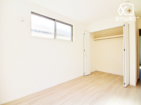 子供部屋 バルコニーに面しているため、換気もしやすい子供部屋。収納スペースもしっかりとございます。