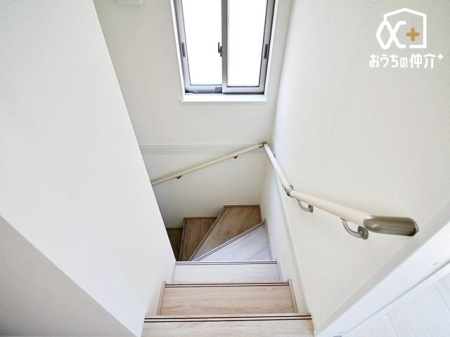 その他 窓があり明るく、手すり付きで安心な階段