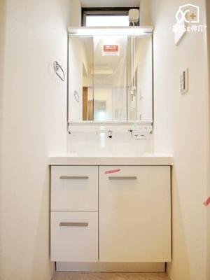 洗面台・洗面所 清潔感のある洗面所は、シンプルでありながら機能的なデザインが特徴。広めのスペースと収納も充実しており、毎日の身支度やお手入れがスムーズに行えます。