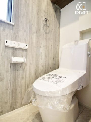 トイレ 小窓のある温水洗浄便座付トイレです。