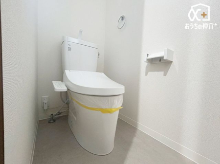 周辺環境 徒歩3分。【ファミリーマート　柏原ニュータウン店】24時間営業　住宅街にある便利なコンビニ　駐車場：あり 240m
